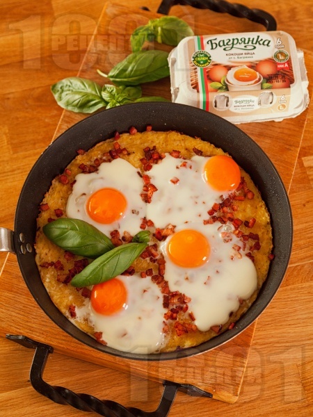 Картофи огретен с бекон, кашкавал и яйца на тиган - снимка на рецептата